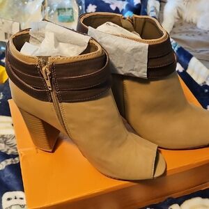 BRAND NEW IN BOX ** Stylish Tan and Brown Women's Ankle Boots